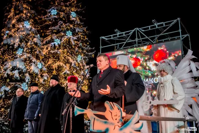 У Луцьку урочисто засвітили головну ялинку міста 14