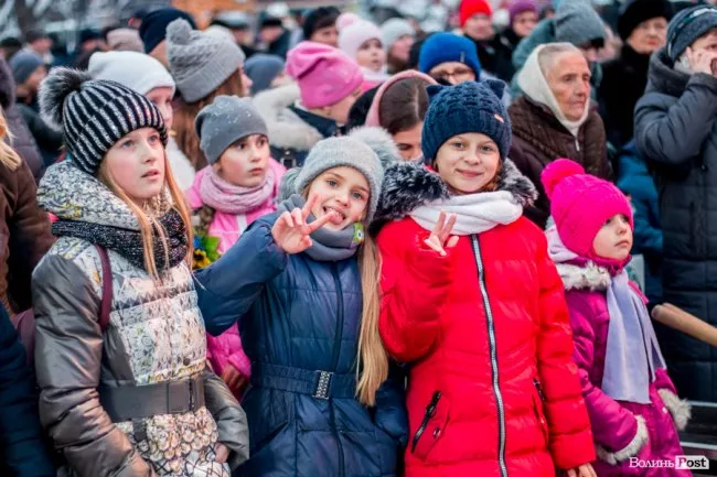 У Луцьку урочисто засвітили головну ялинку міста 3