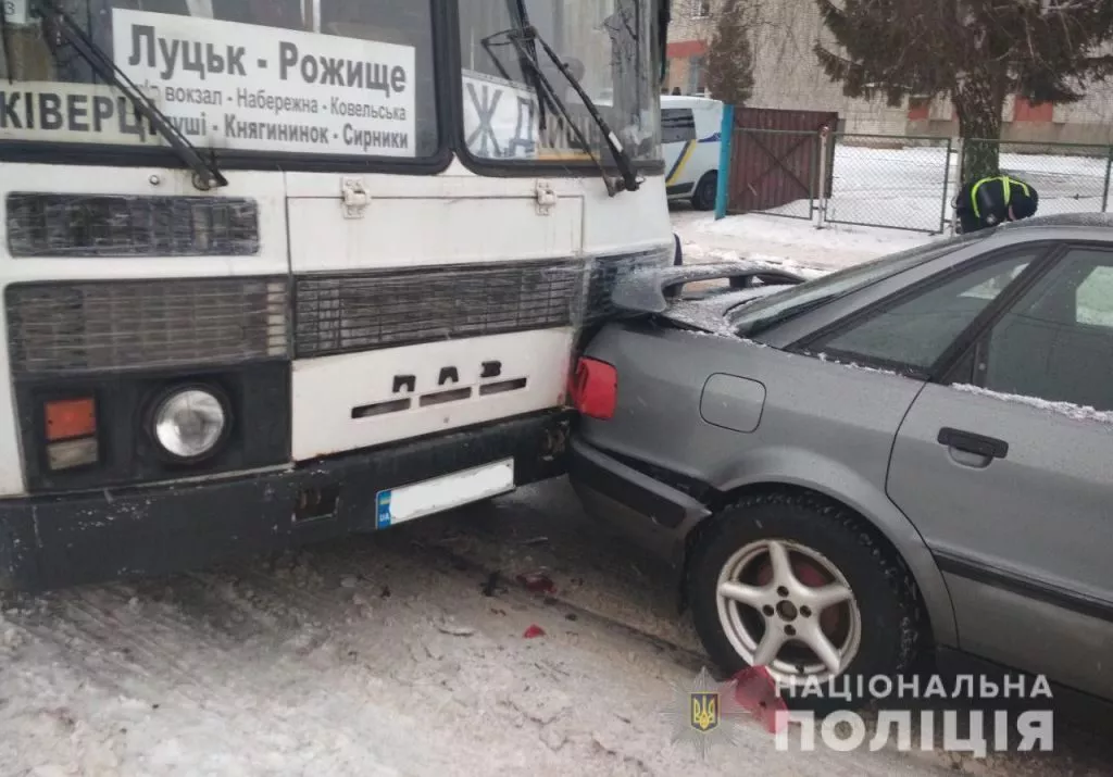 У Рожищі легковик зіткнувся з пасажирським автобусом 4