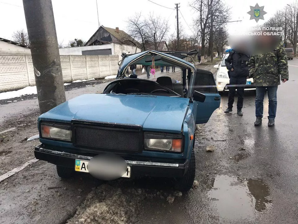 П'яний водій на «Жигулях» в'їхав у стовп в Луцьку 2