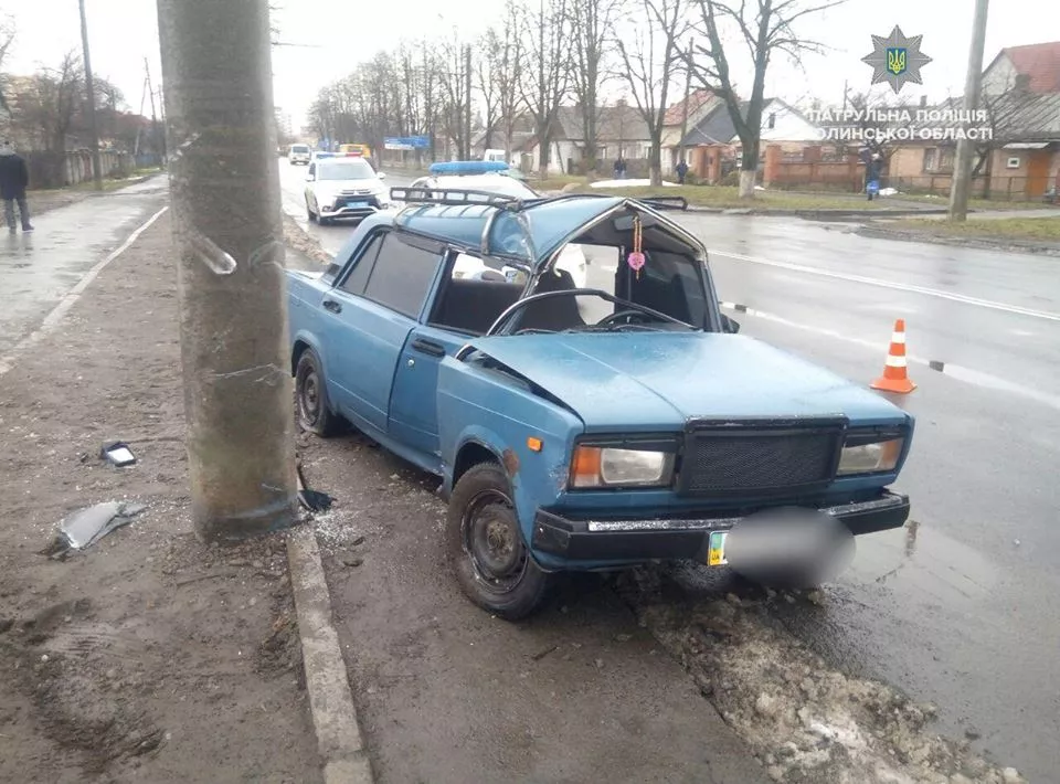 П'яний водій на «Жигулях» в'їхав у стовп в Луцьку 3