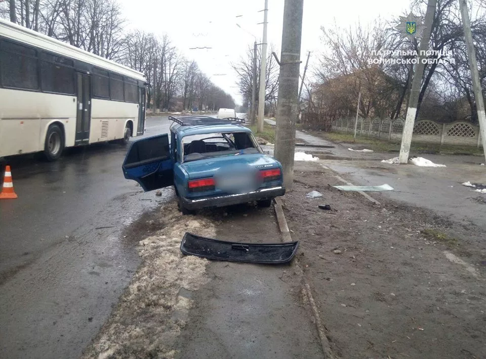 П'яний водій на «Жигулях» в'їхав у стовп в Луцьку 5