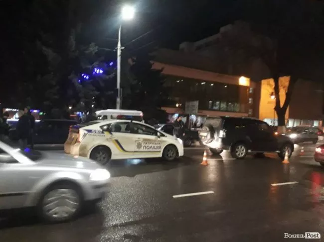 У центрі Луцька джип збив матір з дитиною 8