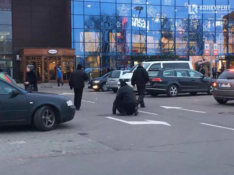 Охоронець торгово-розважального центру Луцька надав першу допомогу чоловіку, якому стало погано 1