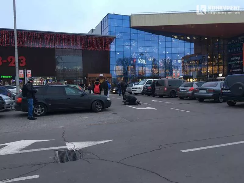 Охоронець торгово-розважального центру Луцька надав першу допомогу чоловіку, якому стало погано 2