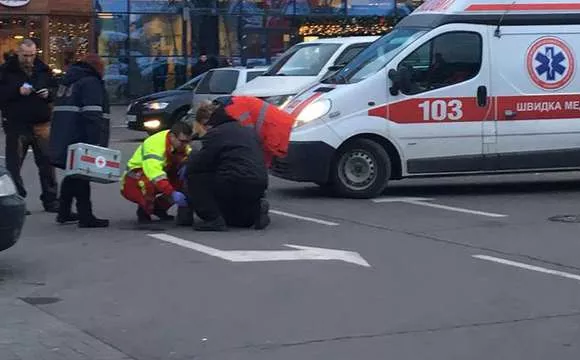 Охоронець торгово-розважального центру Луцька надав першу допомогу чоловіку, якому стало погано 3