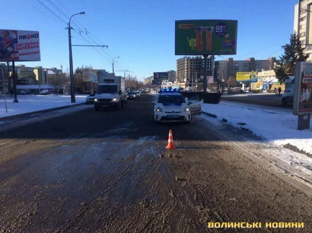 У Луцьку на «зебрі» легковик Рено збив пішохода 2