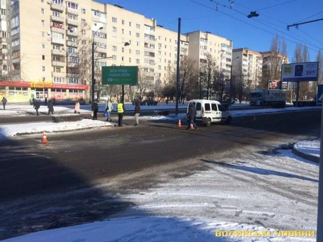 У Луцьку на «зебрі» легковик Рено збив пішохода 3
