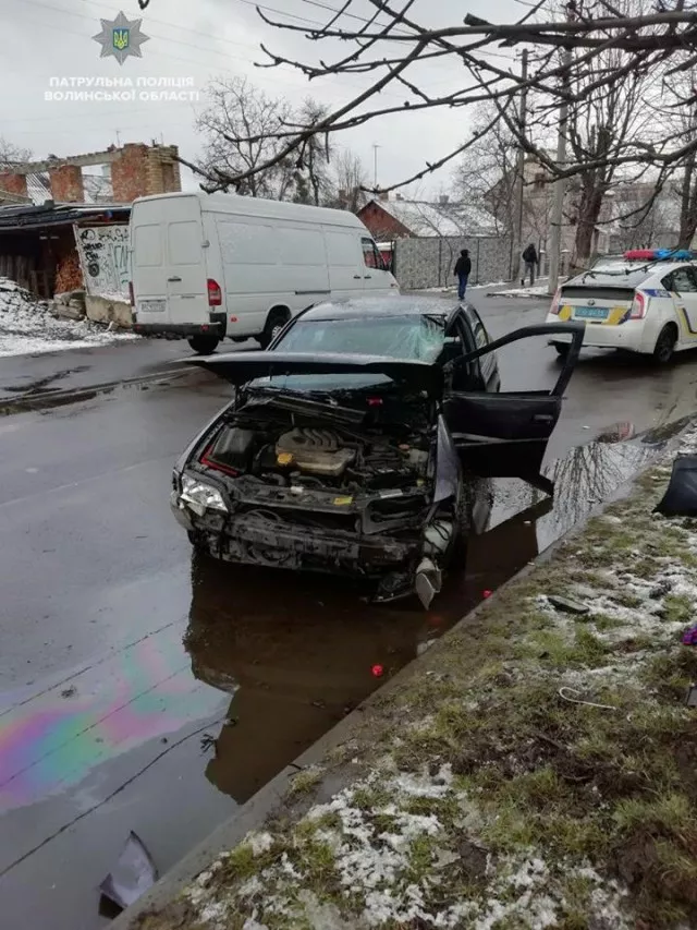 Автомобіль влетів у дерево у Луцьку 2