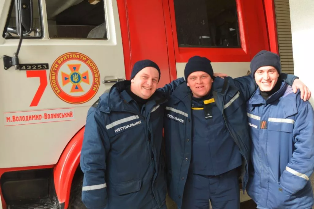 «Побачив дим над хатою, а далі все - як у кіно»: у Вербі рятувальник визволив односельчанку від вогню 7