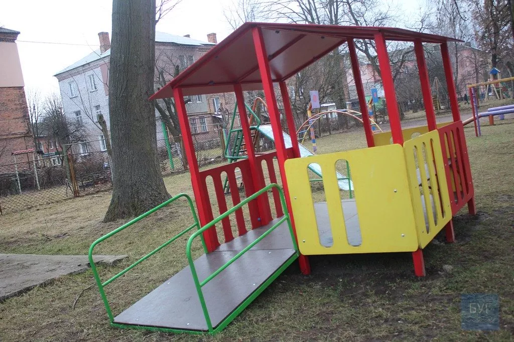 Другий у Волинській області інклюзивний дитячий майданчик з'явився в Нововолинську 3