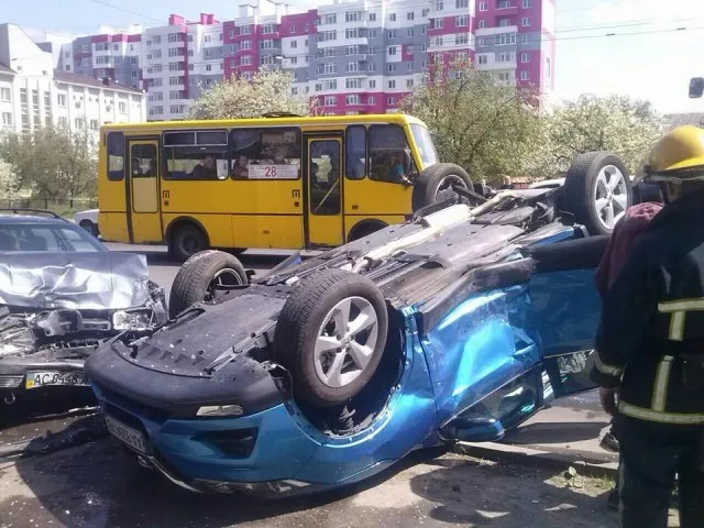 Внаслідок ДТП у Луцьку легковик перекинувся та вилетів на узбіччя 1