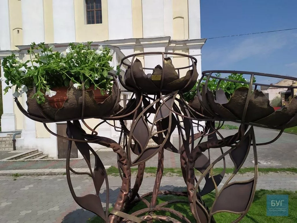 У Володимирі-Волинському впорядковують пішохідні переходи, тротуари та дороги до Великодня 8