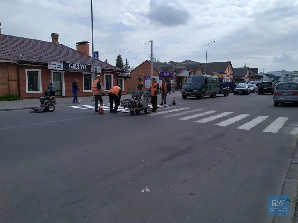 У Володимирі-Волинському впорядковують пішохідні переходи, тротуари та дороги до Великодня 4