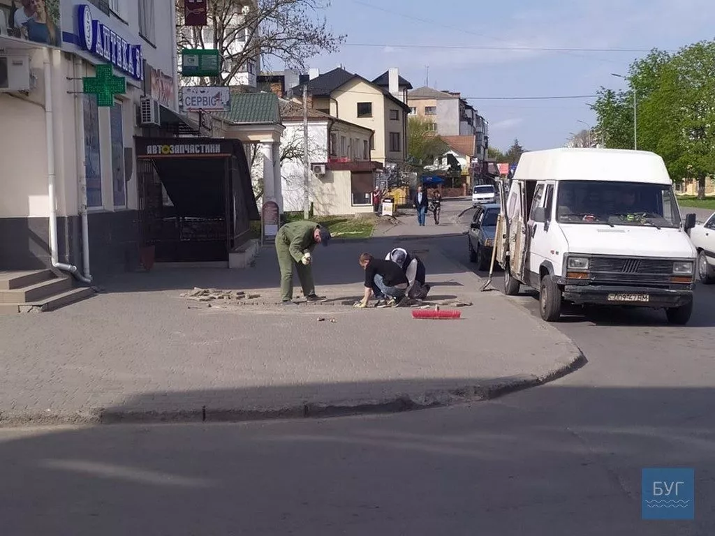 У Володимирі-Волинському впорядковують пішохідні переходи, тротуари та дороги до Великодня 6