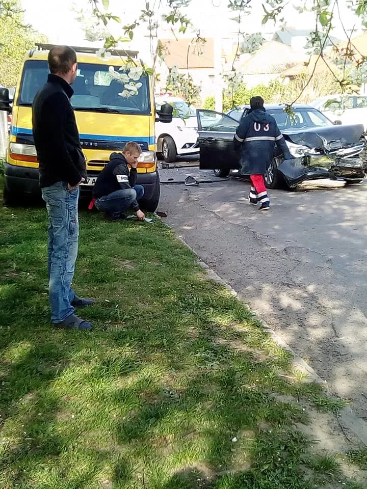 У Луцьку водій Шевроле проігнорував встановлені знаки та врізався у мікроавтобус 2