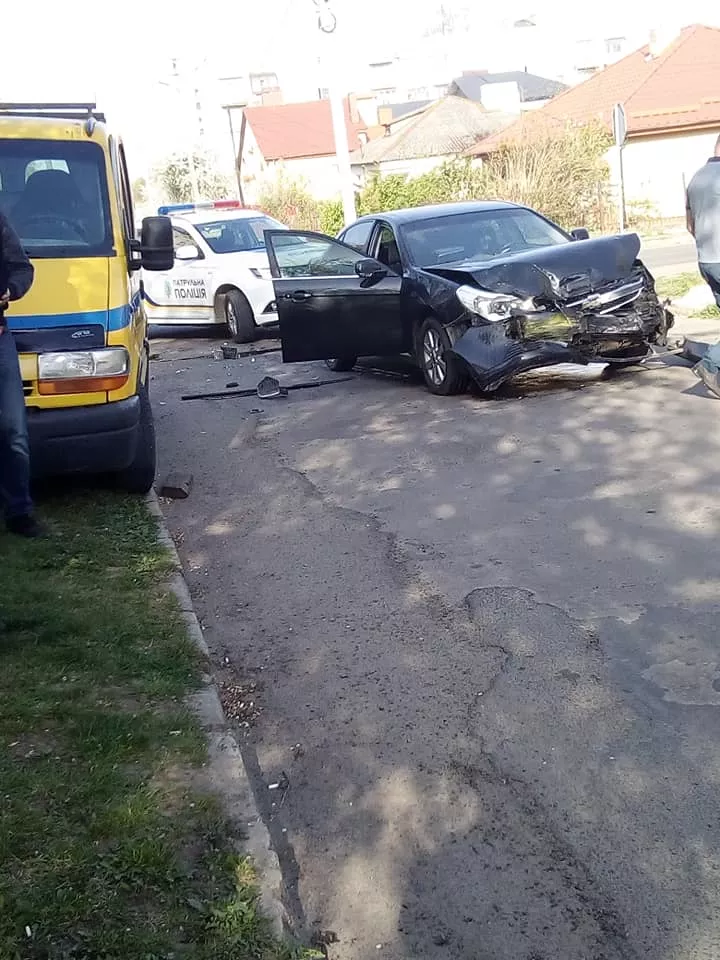 У Луцьку водій Шевроле проігнорував встановлені знаки та врізався у мікроавтобус 3