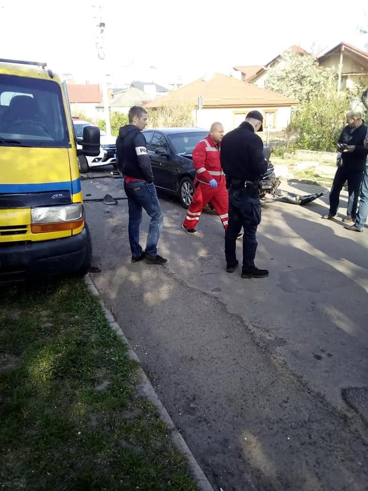 У Луцьку водій Шевроле проігнорував встановлені знаки та врізався у мікроавтобус 4