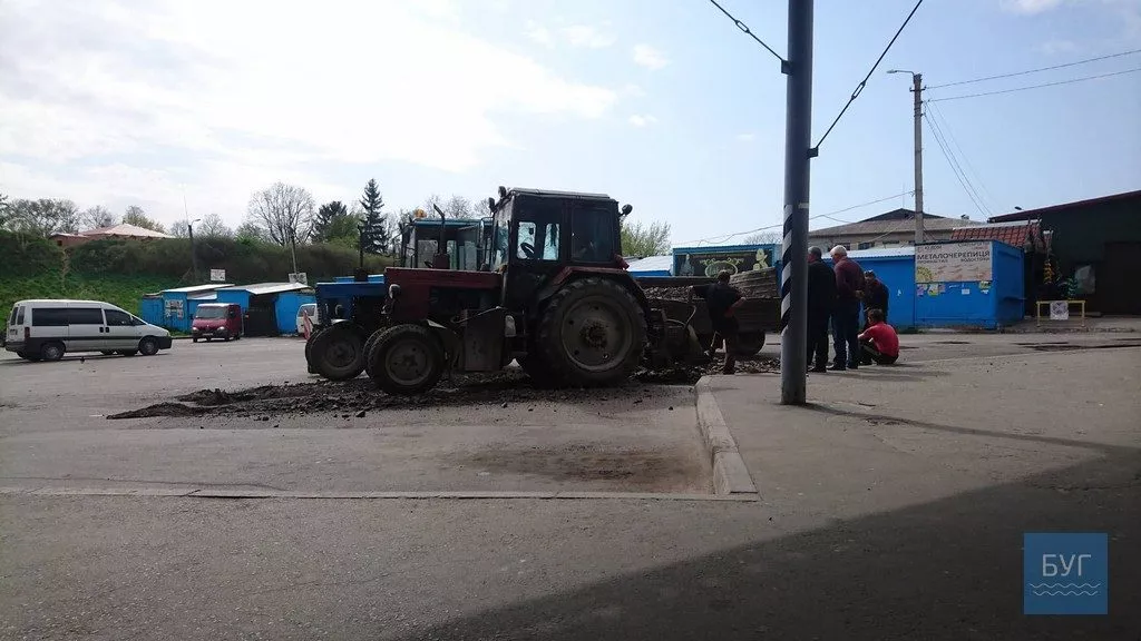 У Володимирі-Волинському впорядковують пішохідні переходи, тротуари та дороги до Великодня 7