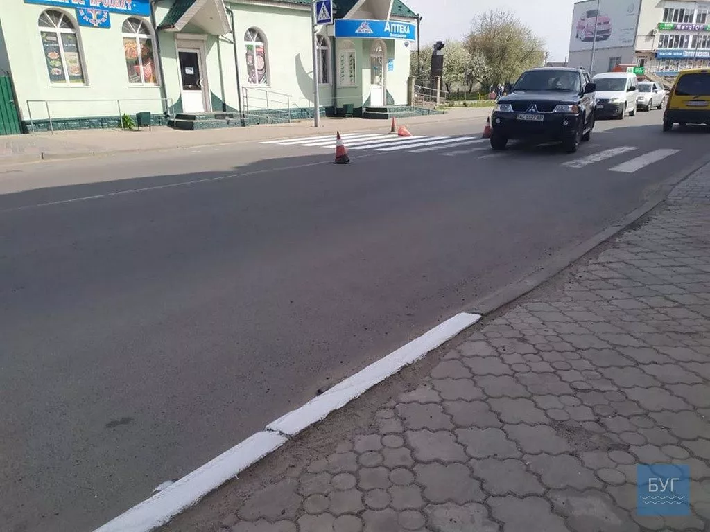 У Володимирі-Волинському впорядковують пішохідні переходи, тротуари та дороги до Великодня 5