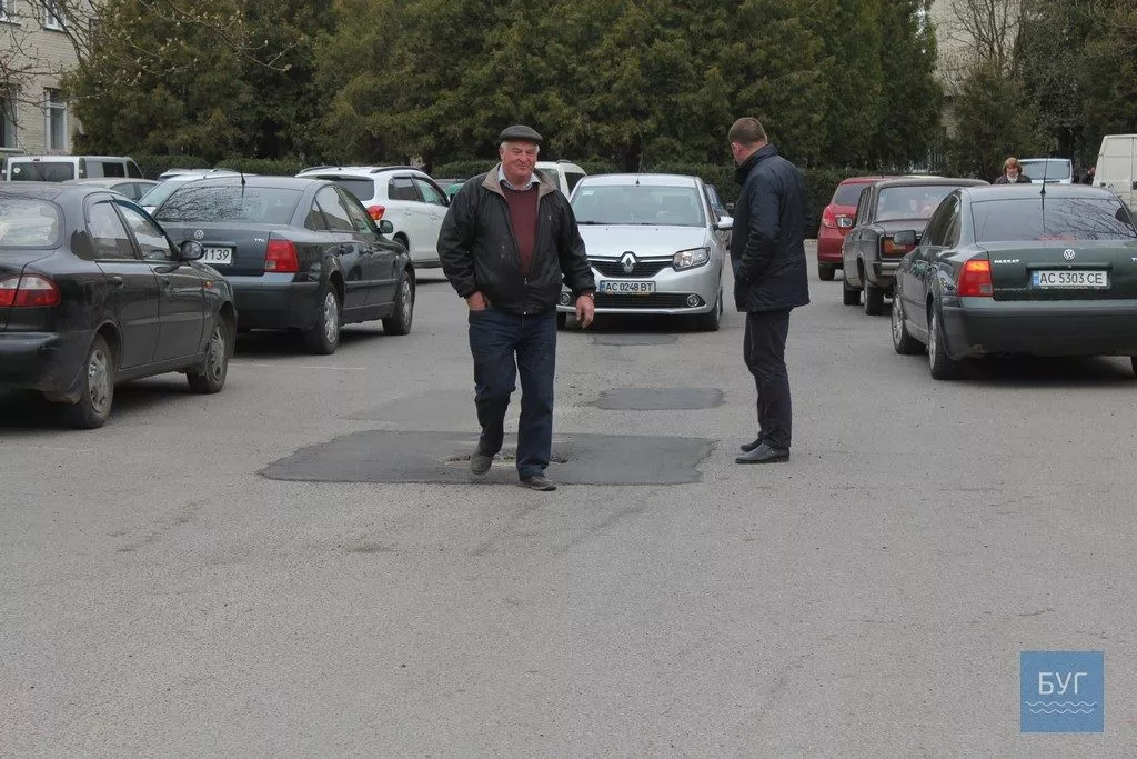 Ямковий ремонт на території Володимир-Волинської лікарні: пояснили чому не заасфальтували дві ями 3