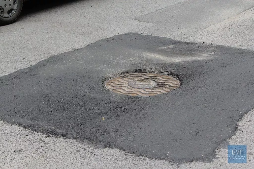 Ямковий ремонт на території Володимир-Волинської лікарні: пояснили чому не заасфальтували дві ями 4