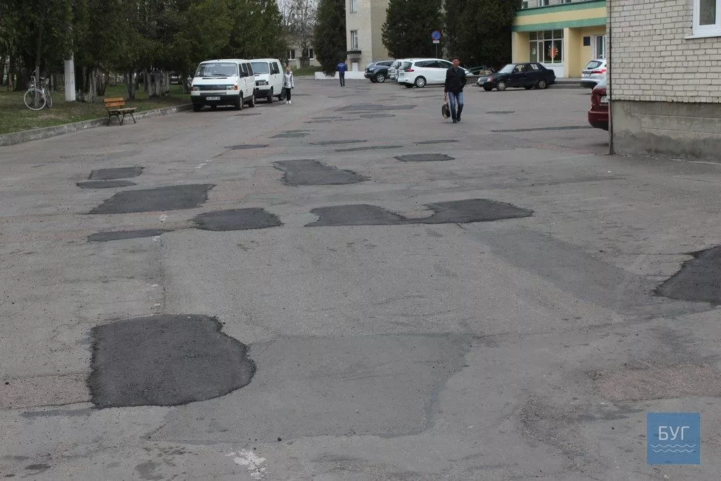 Ямковий ремонт на території Володимир-Волинської лікарні: пояснили чому не заасфальтували дві ями 5