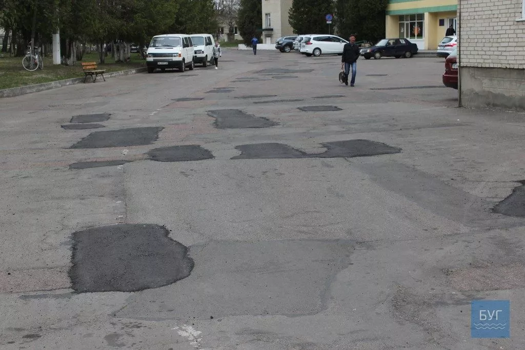 Ямковий ремонт на території Володимир-Волинської лікарні: пояснили чому не заасфальтували дві ями 6