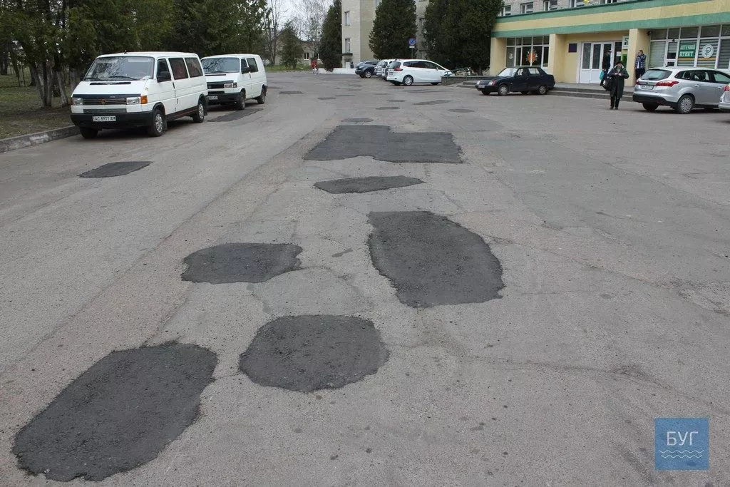 Ямковий ремонт на території Володимир-Волинської лікарні: пояснили чому не заасфальтували дві ями 7