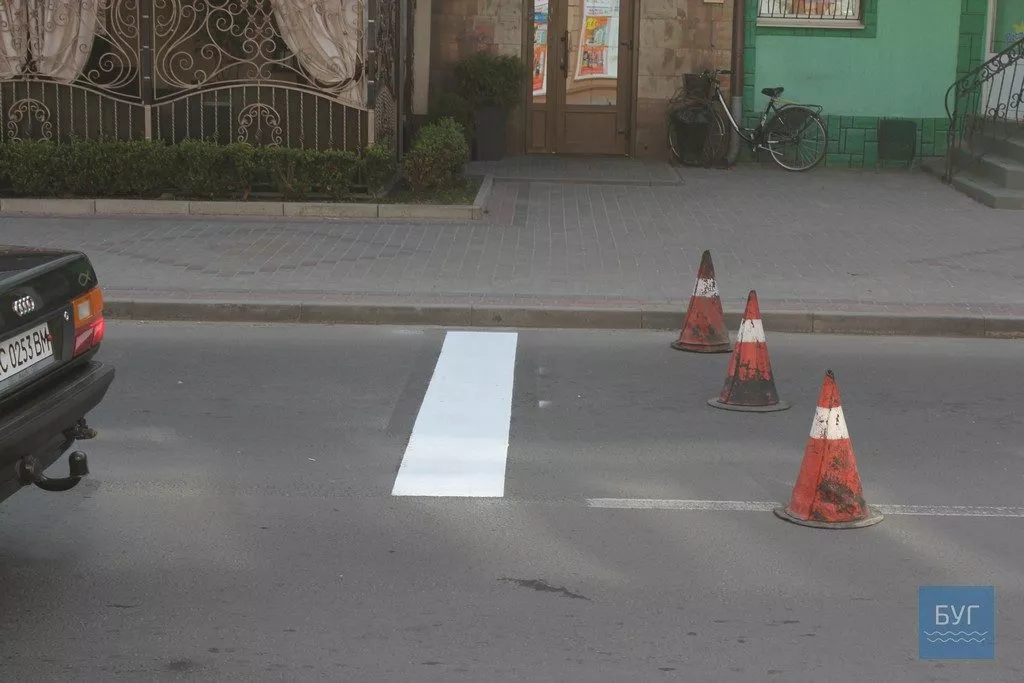 У Володимирі-Волинському впорядковують пішохідні переходи, тротуари та дороги до Великодня 1