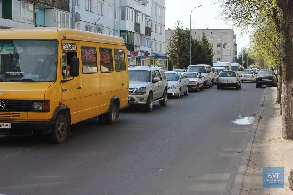 У Володимирі-Волинському впорядковують пішохідні переходи, тротуари та дороги до Великодня 2