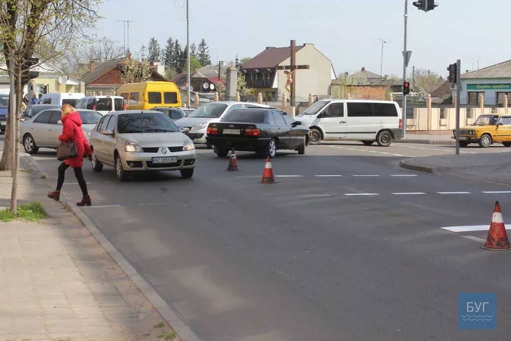 У Володимирі-Волинському впорядковують пішохідні переходи, тротуари та дороги до Великодня 3