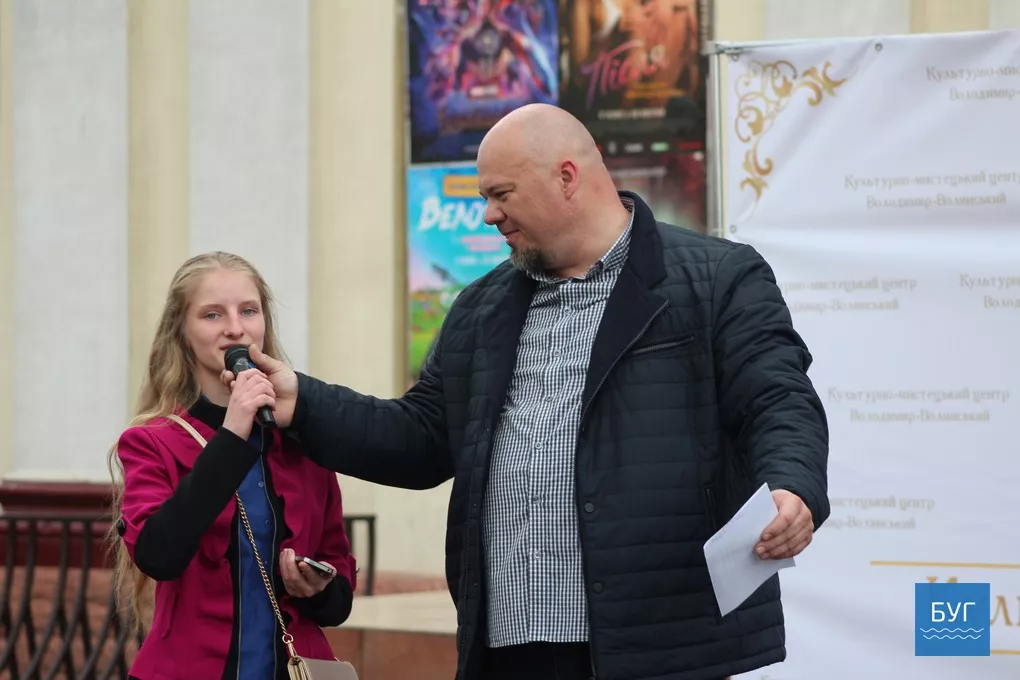 На площі у Володимирі-Волинському співали караоке. Фоторепортаж 9