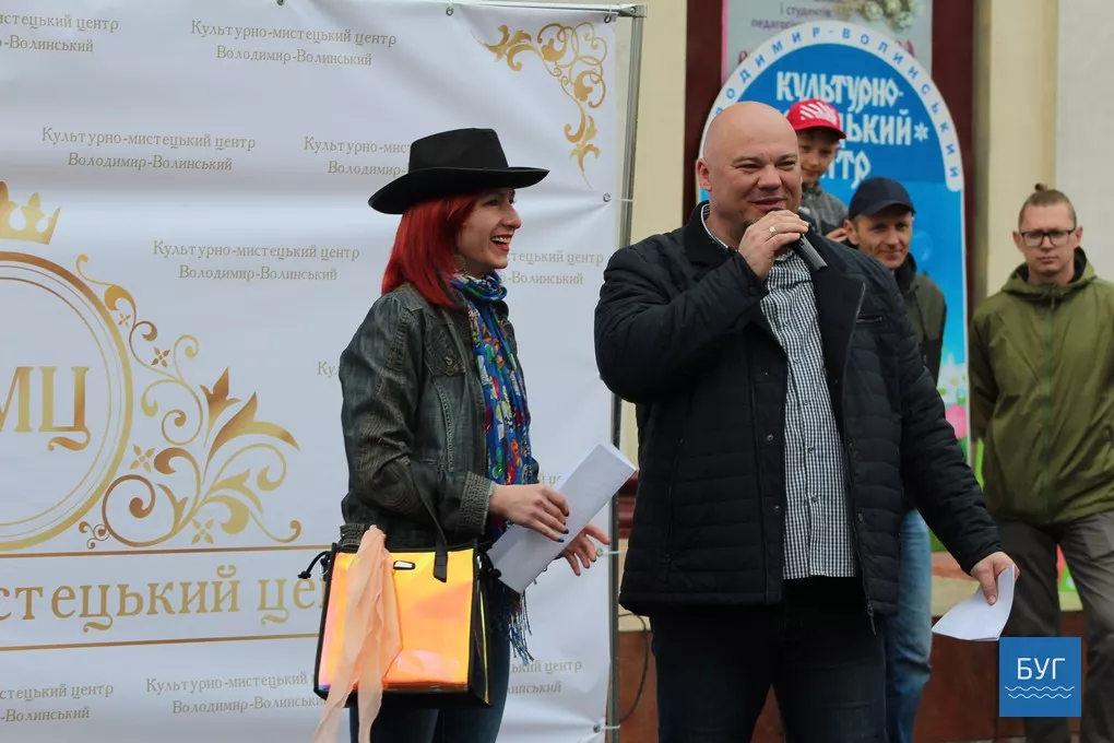 На площі у Володимирі-Волинському співали караоке. Фоторепортаж 31