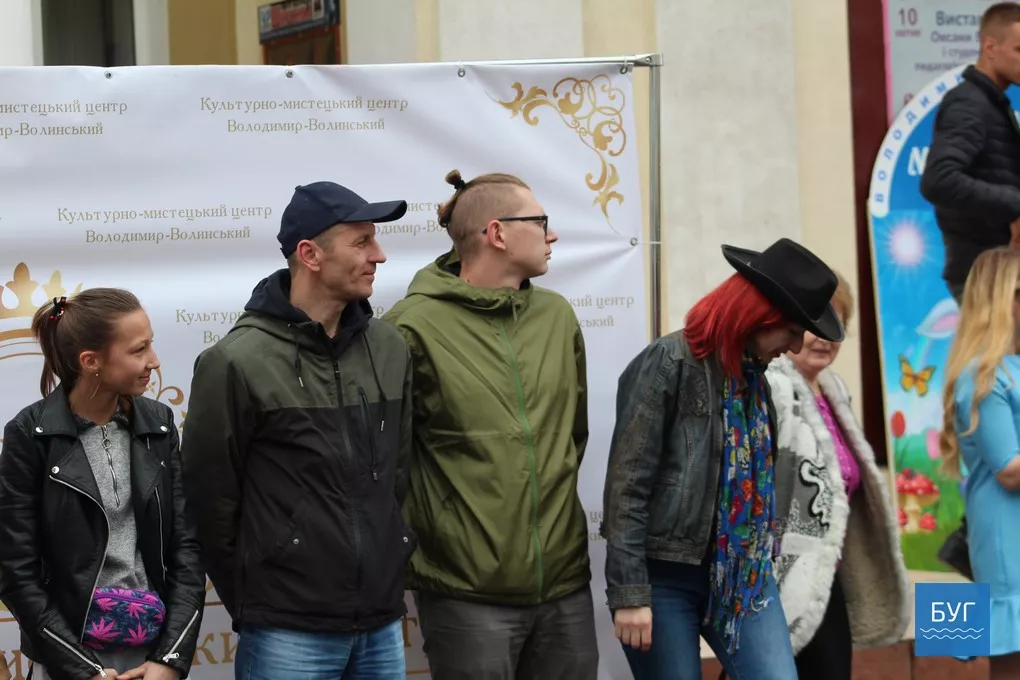 На площі у Володимирі-Волинському співали караоке. Фоторепортаж 33