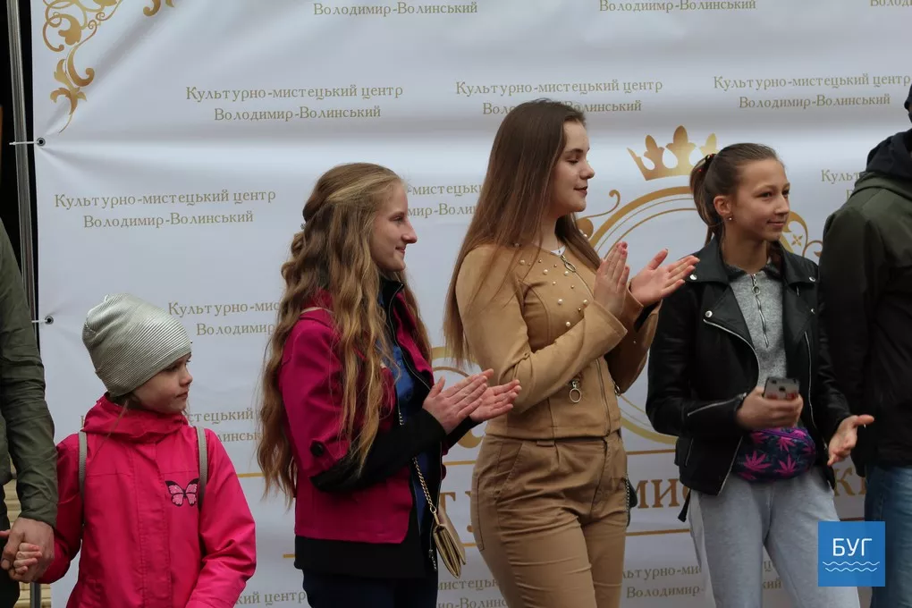 На площі у Володимирі-Волинському співали караоке. Фоторепортаж 36