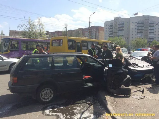 Внаслідок ДТП у Луцьку легковик перекинувся та вилетів на узбіччя 3