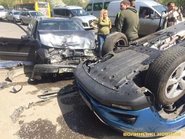 Внаслідок ДТП у Луцьку легковик перекинувся та вилетів на узбіччя 4