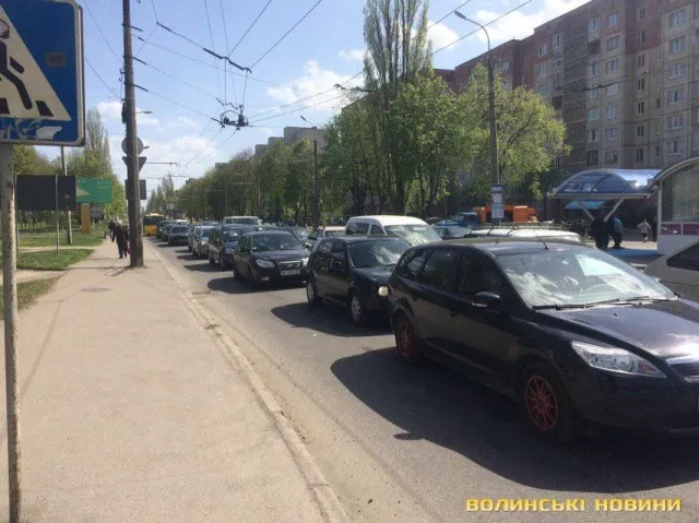 Внаслідок ДТП у Луцьку легковик перекинувся та вилетів на узбіччя 5