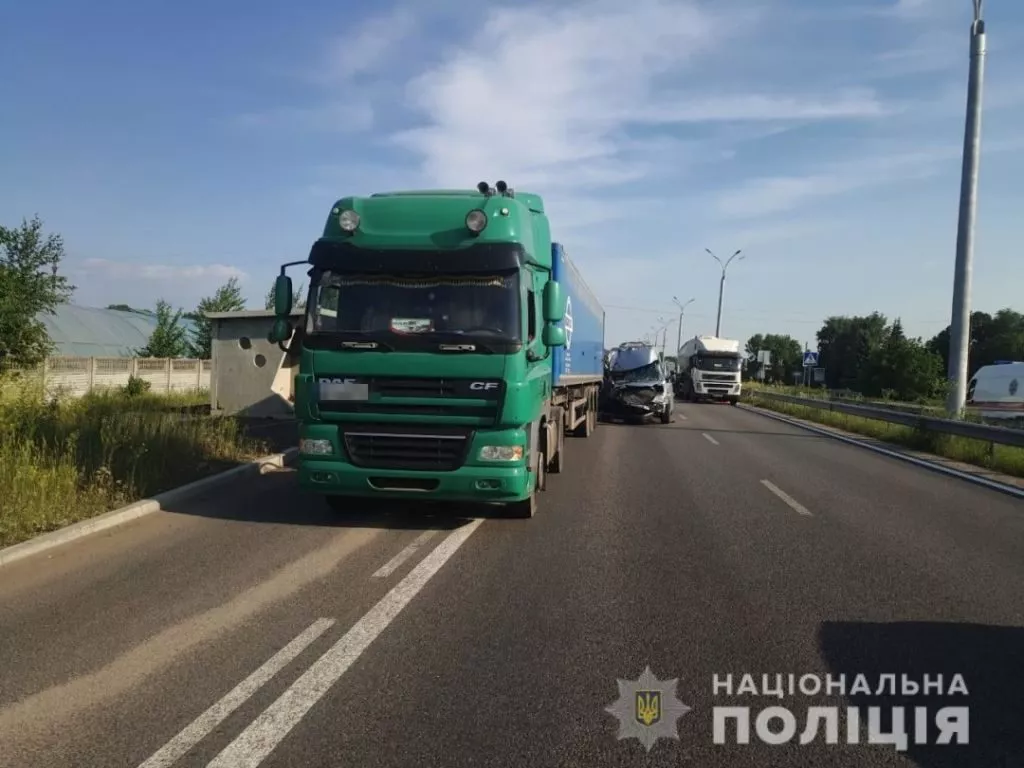 Автобус зі школярами потрапив у ДТП на Дніпропетровщині, є постраждалі 2