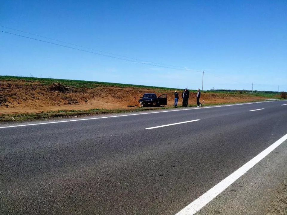 Внаслідок ДТП на трасі «Устилуг-Луцьк-Рівне» авто злетіло з дороги 3