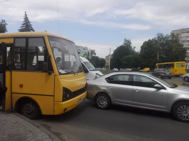 ДТП у Луцьку: маршрутка зачепила легковик 2