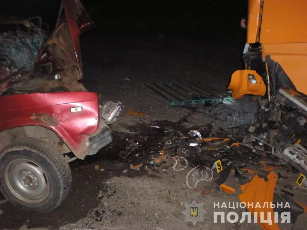 На Рівненщині водій з Волині вантажівкою протаранив ВАЗ, є загиблий 1