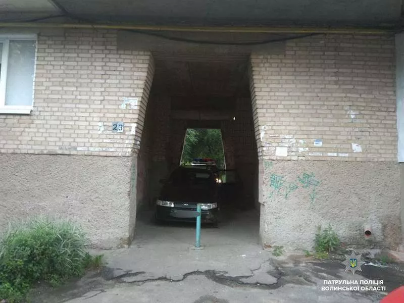 Нічна погоня у Луцьку: ВАЗ не зупинився на вимогу та протаранив авто патрульних 1