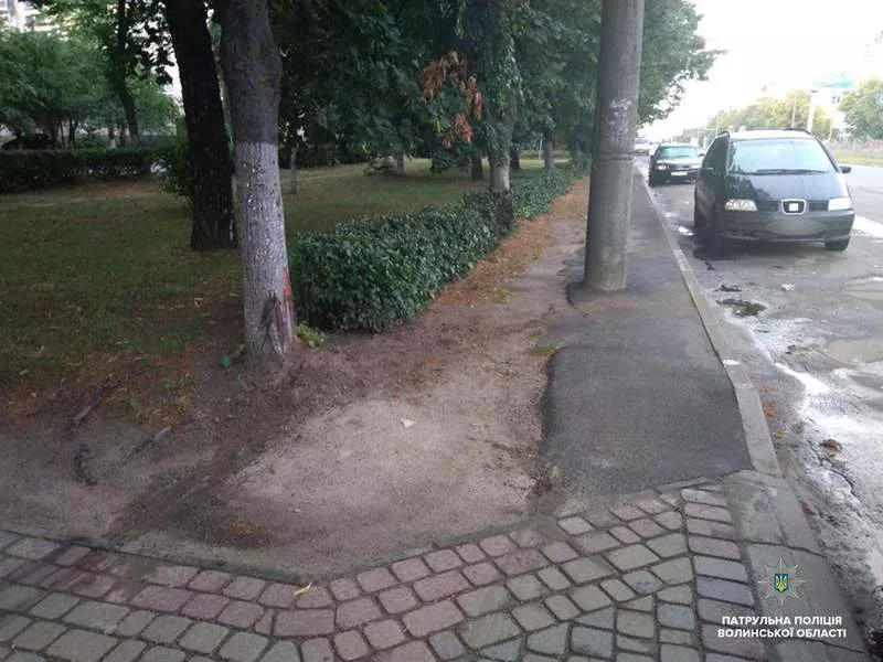 Нічна погоня у Луцьку: ВАЗ не зупинився на вимогу та протаранив авто патрульних 2