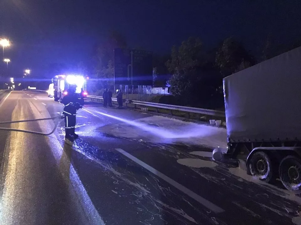 На Рівненщині, внаслідок ДТП з автопричепом, дорогу залило клеєм ПВА 3