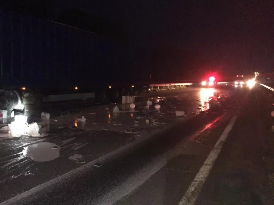 На Рівненщині, внаслідок ДТП з автопричепом, дорогу залило клеєм ПВА 4