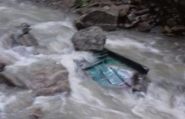 На Закарпатті вантажівка зірвалась у річку: п'ятеро загиблих 5