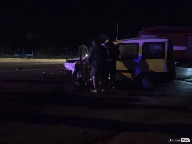 Під Луцьком зітнулись два легкових авто 4