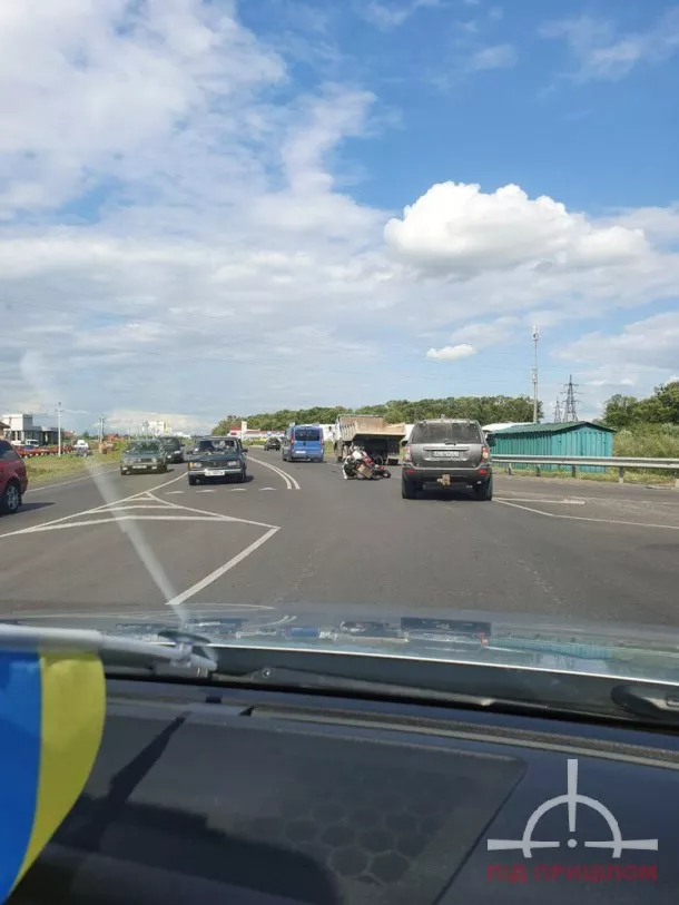 Біля Луцька легковик збив мотоцикліста 1